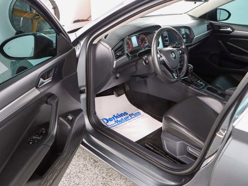 Used 2020 Volkswagen Jetta SE image 3