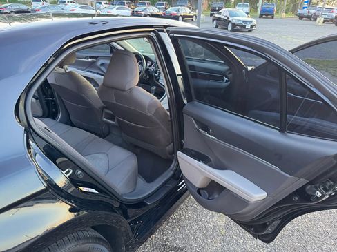 Used 2018 Toyota Camry LE FWD image 15