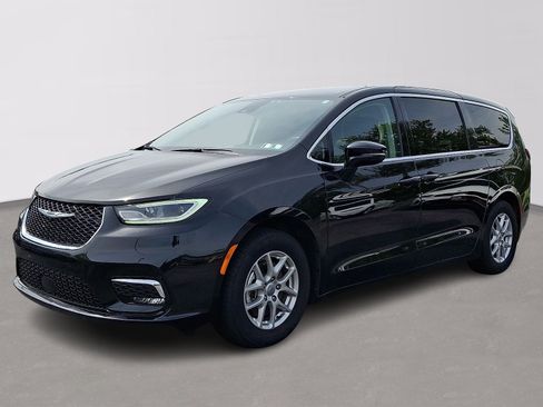 Used 2024 Chrysler Pacifica Touring-L FWD image 3