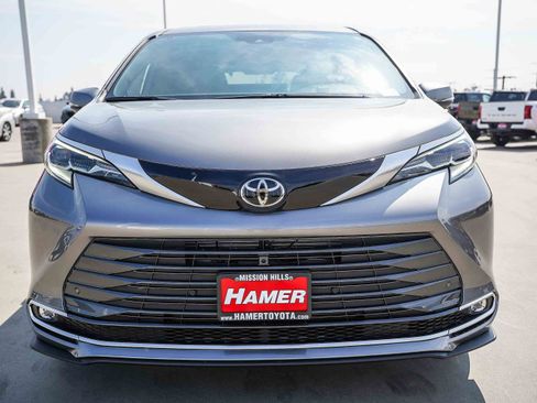 New 2026 Toyota Sienna Platinum image 2