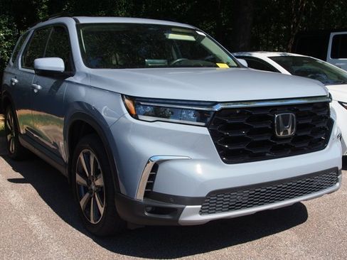 Used 2025 Honda Pilot Touring image 2