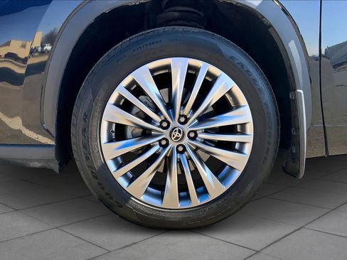 Used 2024 Toyota Highlander Platinum image 10