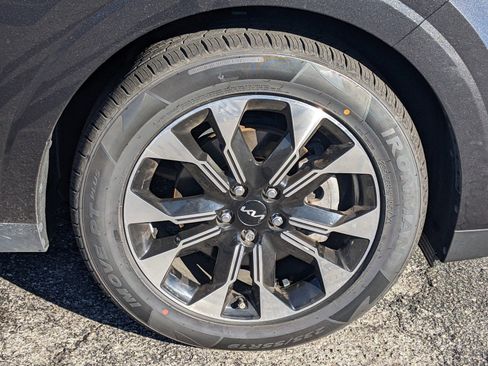 Certified 2024 Kia Carnival EX image 8