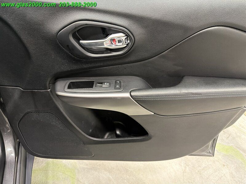 Used 2021 Jeep Cherokee Latitude Plus AWD/4WD image 26