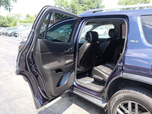 Used 2017 GMC Acadia SLT AWD/4WD image 16