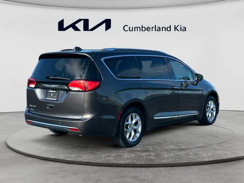 Used 2020 Chrysler Pacifica Touring-L w/ Tire & Wheel Group FWD image 5