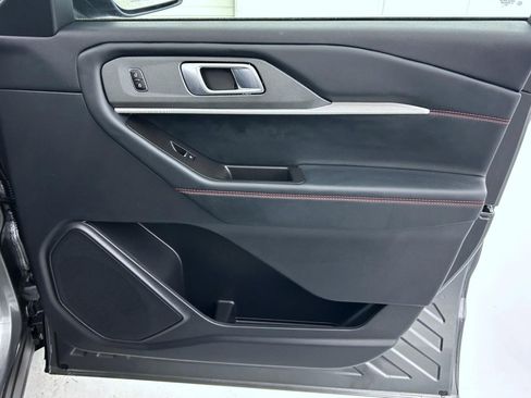 Used 2025 Ford Explorer ST-Line w/ ST-Line Street Pack image 16