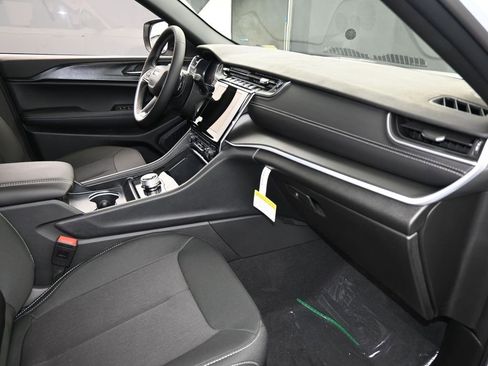 Used 2025 Jeep Grand Cherokee Laredo image 40