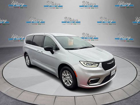 New 2026 Chrysler Pacifica Select image 1