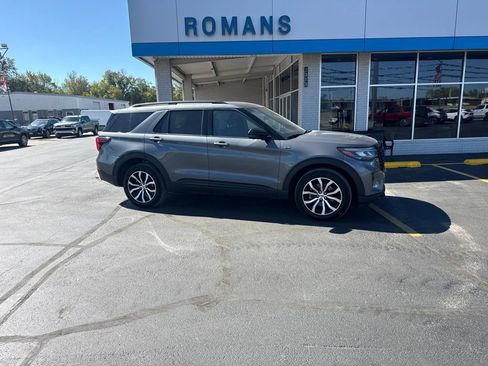 Used 2025 Ford Explorer ST-Line AWD/4WD image 2