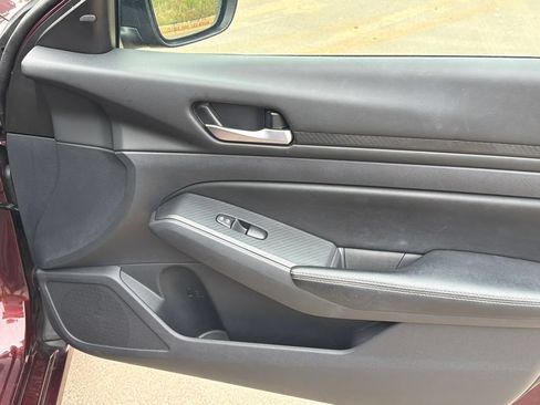 Used 2025 Nissan Altima 2.5 SV FWD image 14