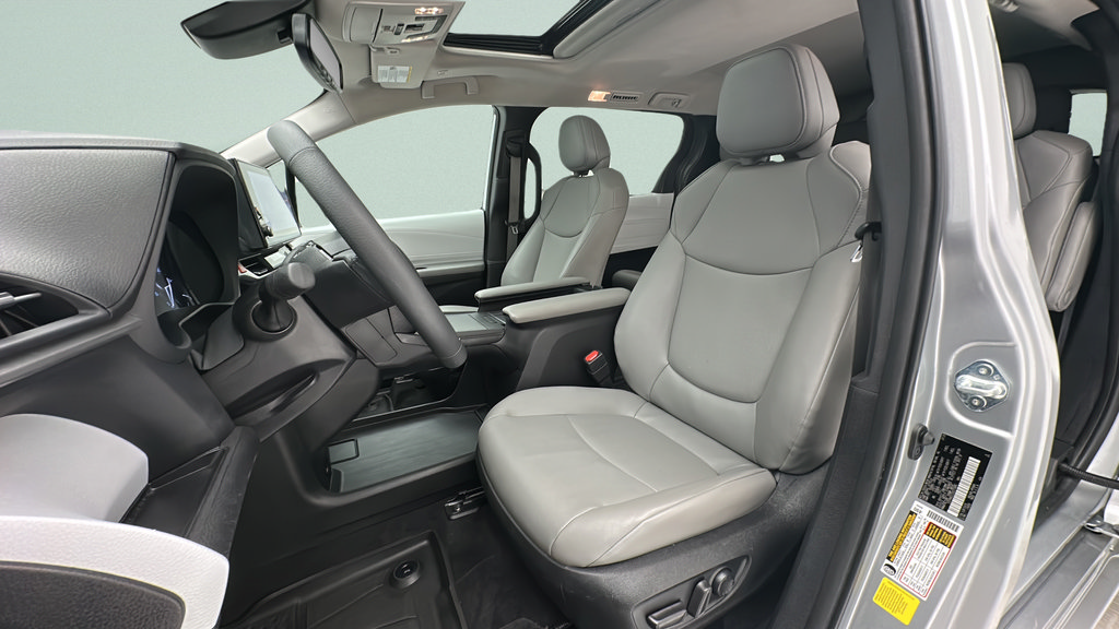 Used 2025 Toyota Sienna XLE FWD image 14
