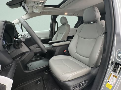 Used 2025 Toyota Sienna XLE FWD image 14