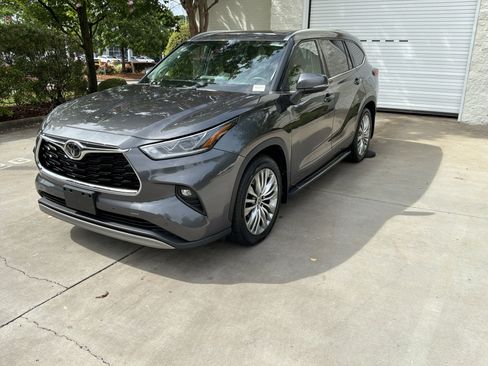 Used 2022 Toyota Highlander Platinum AWD/4WD image 5