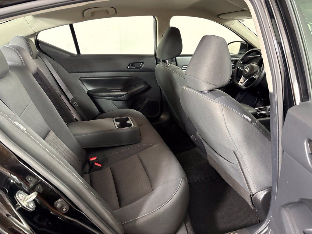 Used 2024 Nissan Altima 2.5 SV FWD image 23