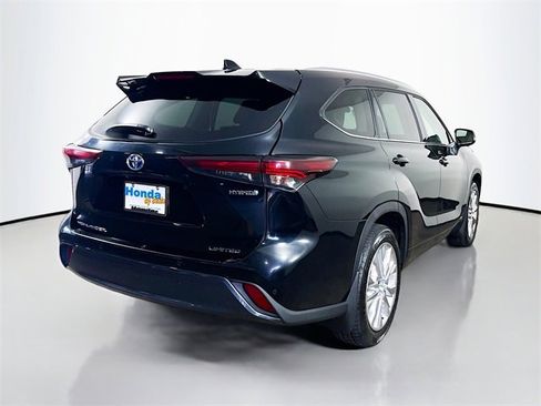 Used 2024 Toyota Highlander Limited image 9