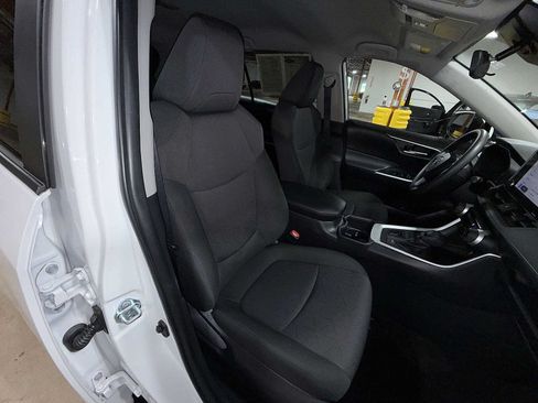 Used 2025 Toyota RAV4 XLE AWD/4WD image 16