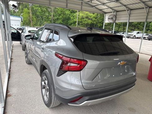 Used 2025 Chevrolet Trax LT w/ LT Convenience Package FWD image 4