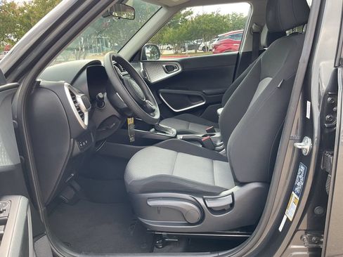 Used 2025 Kia Soul LX w/ LX Technology Package FWD image 8