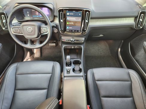 Used 2025 Volvo XC40 B5 Core w/ Protection Package Premier image 33