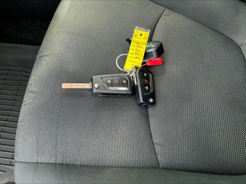 Used 2021 Toyota RAV4 LE image 14