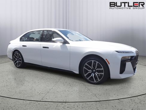 Used 2026 BMW 760i xDrive w/ Executive Package AWD/4WD image 3