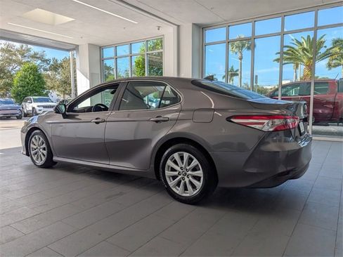 Used 2020 Toyota Camry LE image 10