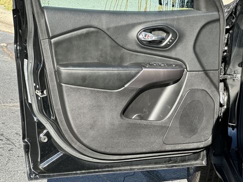 Used 2021 Jeep Cherokee Limited image 9