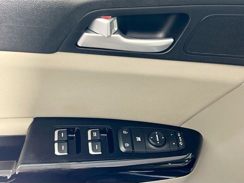 Used 2022 Kia Sportage EX image 16