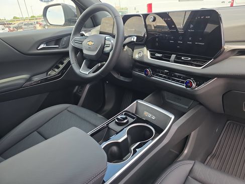 New 2026 Chevrolet Equinox LT w/ Convenience Package II FWD image 16
