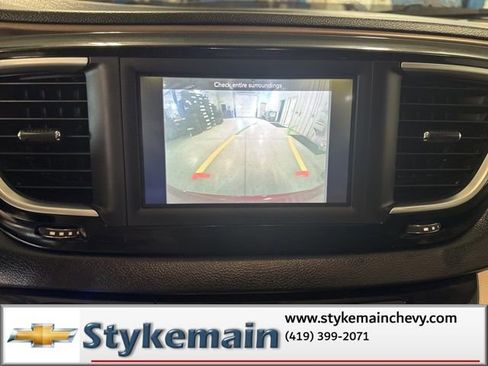 Used 2019 Chrysler Pacifica Touring-L image 32