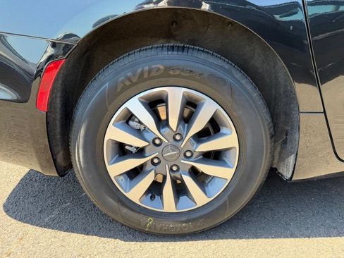Used 2023 Chrysler Pacifica Touring-L FWD image 9