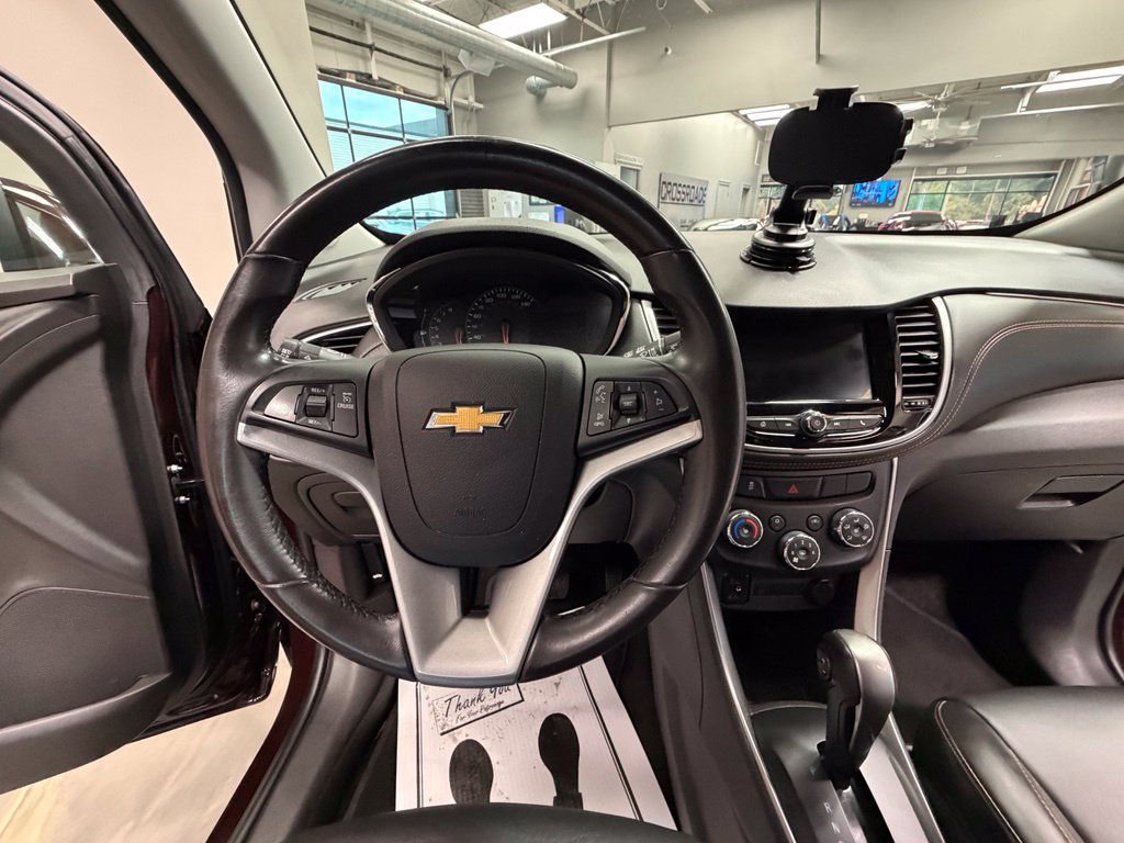 Used 2021 Chevrolet Trax LT w/ Premium Seat Package AWD/4WD image 9