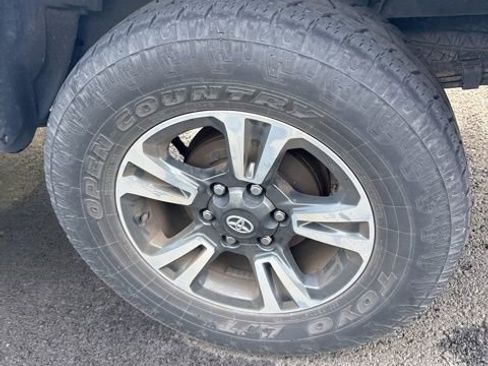 Used 2017 Toyota Tacoma TRD Sport w/ Tow Package (A/T) image 8