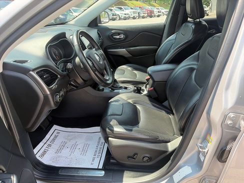 Used 2019 Jeep Cherokee Limited w/ Trailer Tow Group AWD/4WD image 10