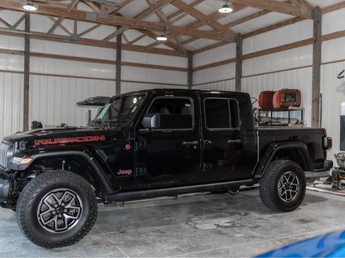 Used 2025 Jeep Gladiator Rubicon w/ Convenience Group AWD/4WD image 3