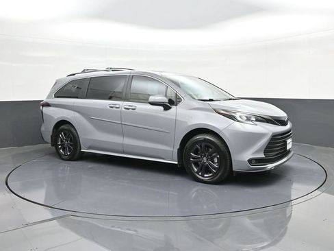 Used 2024 Toyota Sienna XLE Woodland Edition AWD/4WD image 17