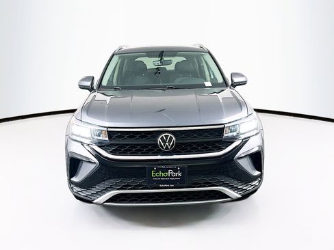 Used 2022 Volkswagen Taos SE FWD image 2
