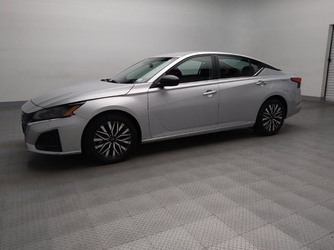 Used 2024 Nissan Altima 2.5 SV image 2