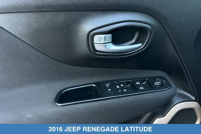 Used 2016 Jeep Renegade Latitude FWD image 12