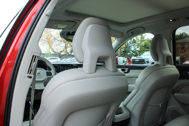 Used 2018 Volvo XC60 T6 Momentum w/ Convenience Package AWD/4WD image 32