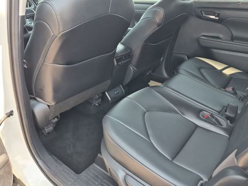 Used 2021 Toyota Highlander XLE AWD/4WD image 18