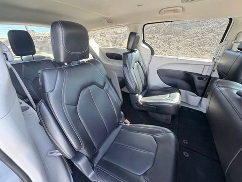 Used 2023 Chrysler Pacifica Touring-L FWD image 31
