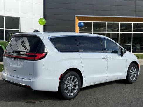 New 2026 Chrysler Pacifica Select image 2