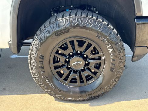 Used 2025 Chevrolet Silverado 2500 ZR2 w/ Technology Package AWD/4WD image 10