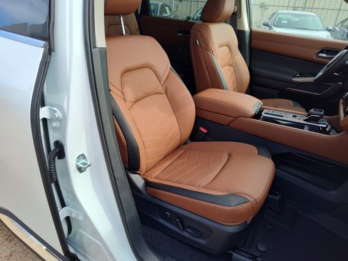 New 2025 Nissan Pathfinder Platinum image 13