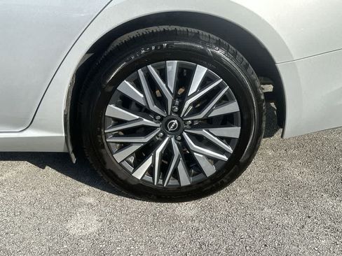 Used 2024 Nissan Altima 2.5 SV FWD image 10