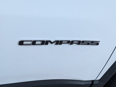 Used 2022 Jeep Compass Latitude AWD/4WD image 9