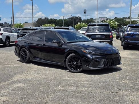 Used 2025 Toyota Camry SE FWD image 2