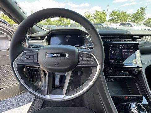 Used 2025 Jeep Grand Cherokee L Altitude AWD/4WD image 2